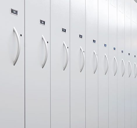 Lockers for depositing skis